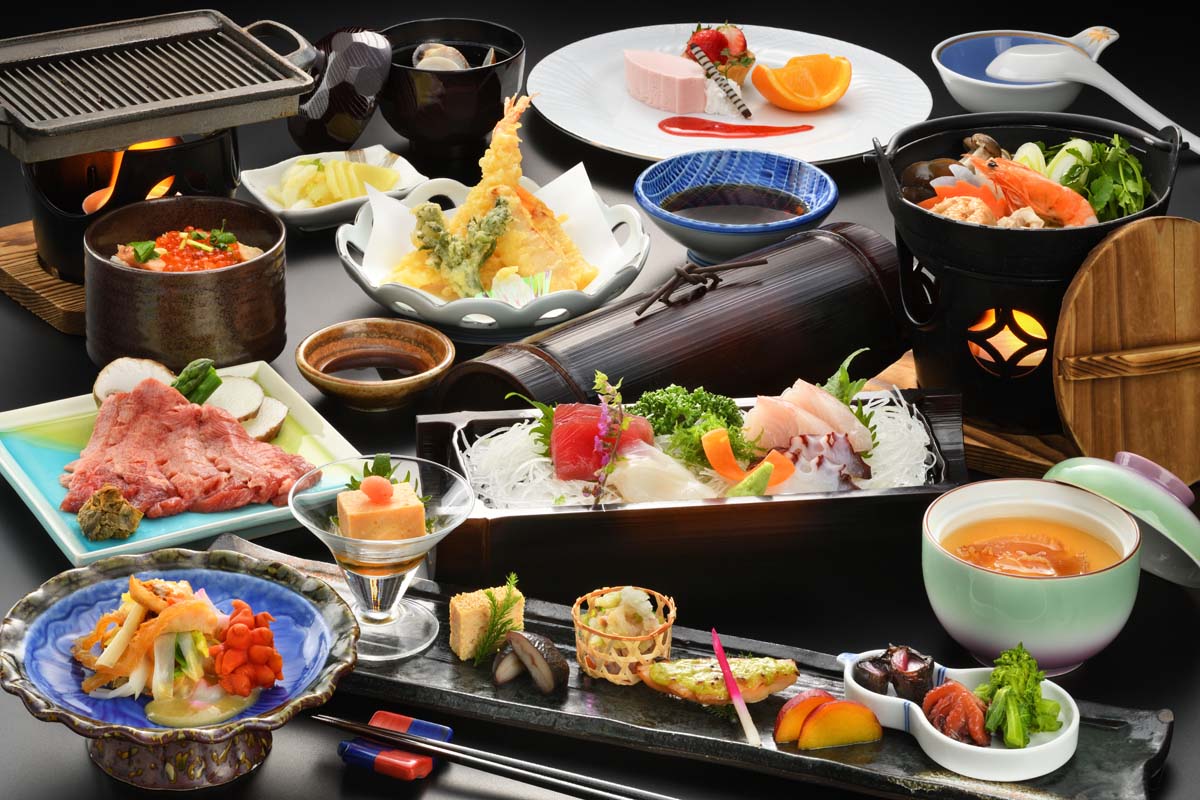 地元の旬の食材をふんだんに使用した夕食の和会席