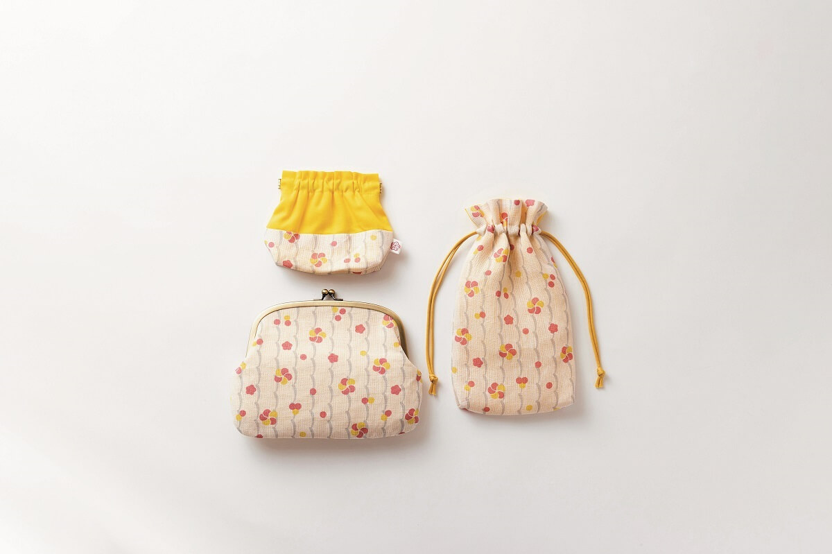 梅をモチーフにしたがま口ポーチ（左）3260円、ギャザーポーチ（左上）1720円など