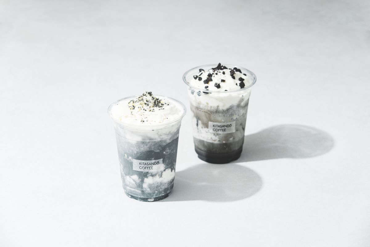 (左から)フローズンラテ 黒ごま&ほうじ茶 918円、フローズンラテ クッキー&モカ 864円