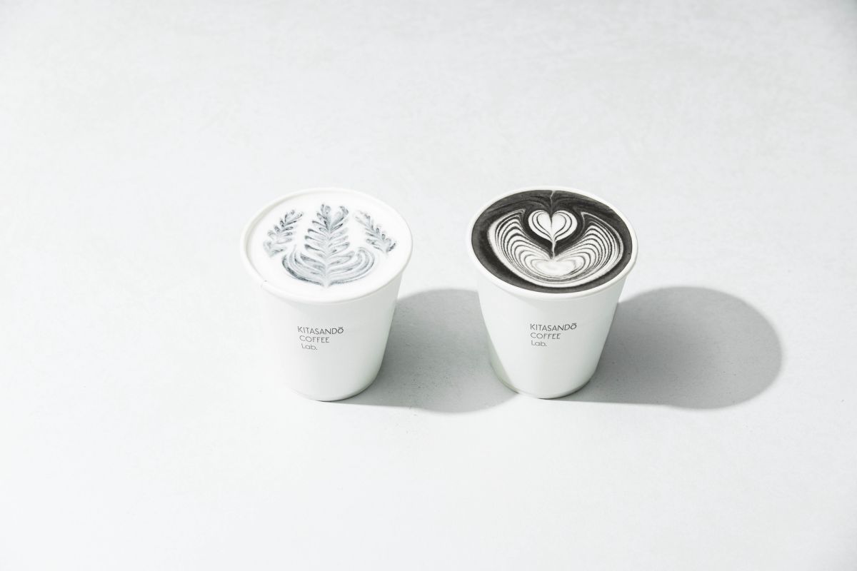 (左から)ほうじ茶ラテ 648円、カフェラテ 540円