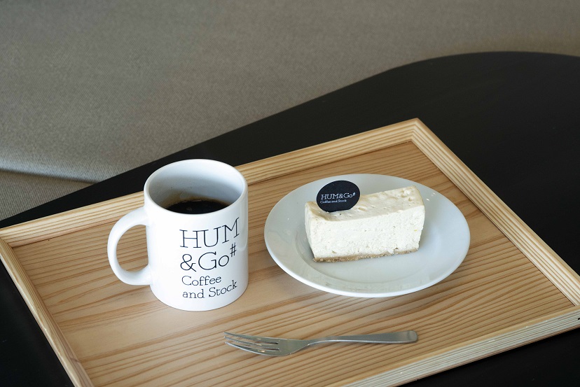 図書館ブレンドコーヒー380円とニューヨークチーズケーキ500円