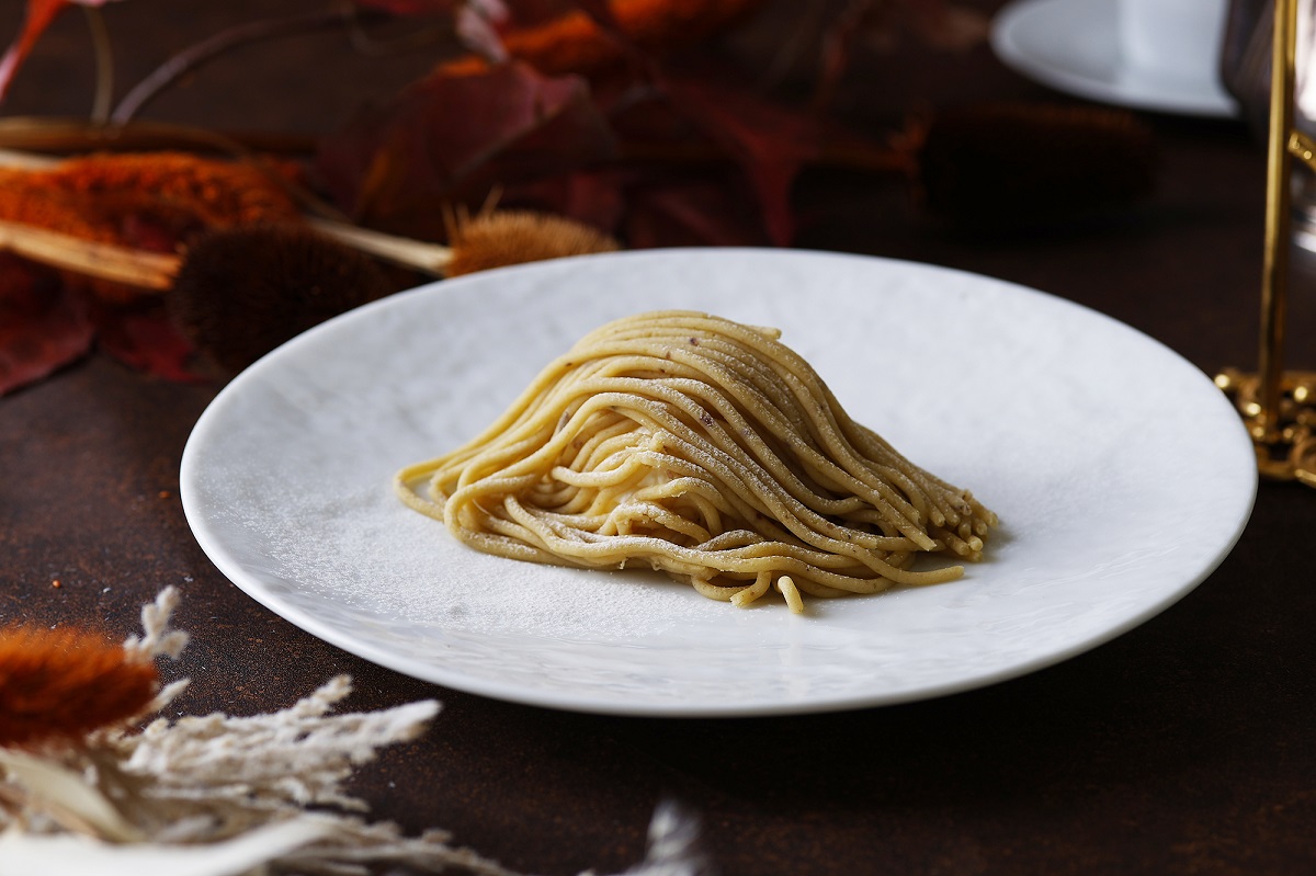 別皿でしぼりたての和栗のモンブランを用意