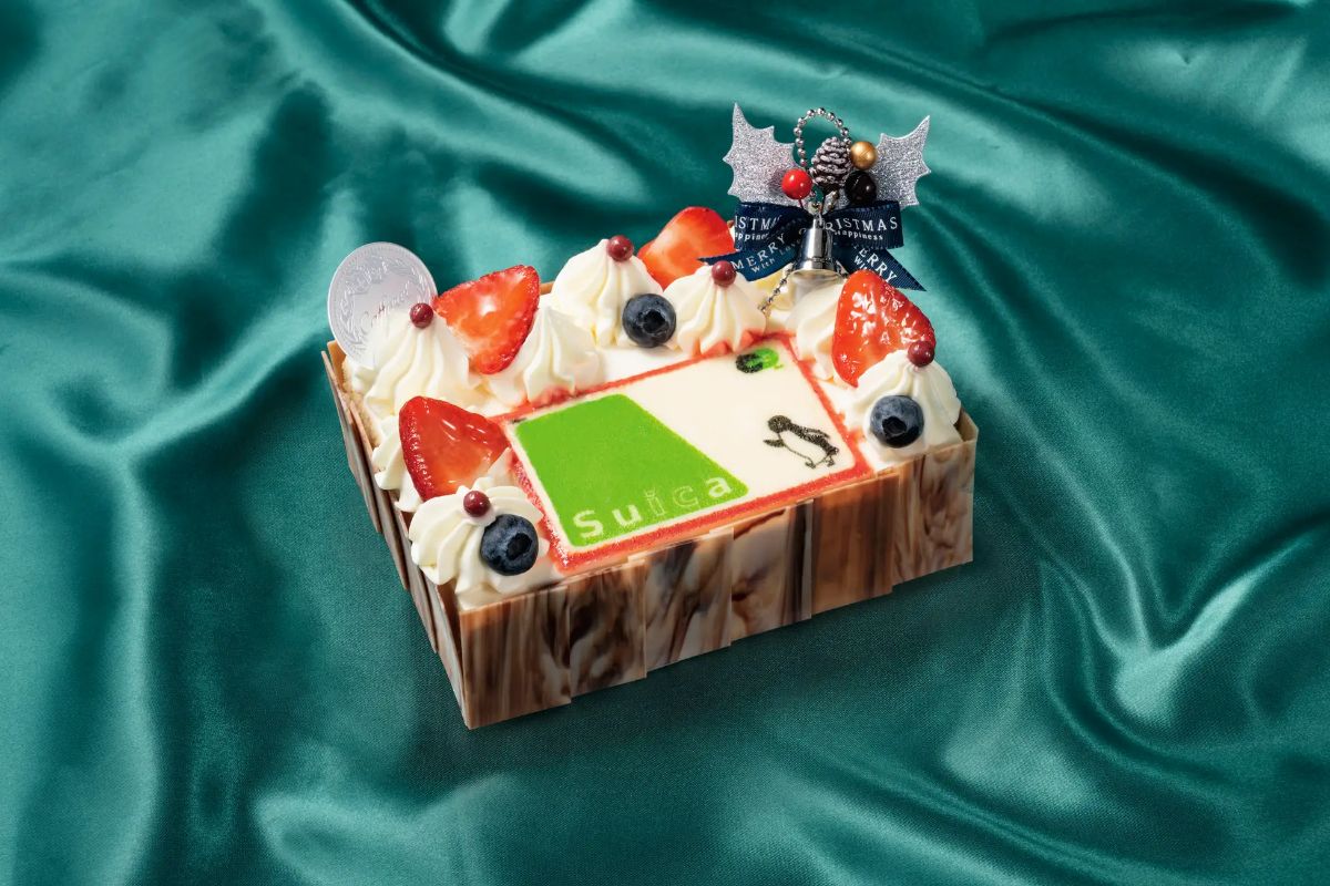 ©Chiharu Sakazaki/JR東日本/DENTSU　Suica by JR東日本 SuicaはJR東日本の登録商標です。 ＜東京駅限定・WEB予約対応＞【カファレル（グランスタ東京）】「カファレルwith Suica チョコラート」 縦約10cm×横約15cm×高さ約5cm  3996円 ※アルコール微量