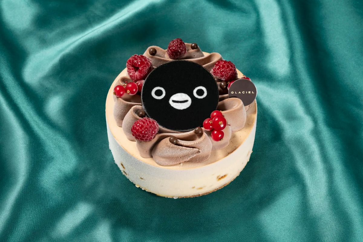 ©Chiharu Sakazaki/JR東日本/DENTSU　Suica by JR東日本 SuicaはJR東日本の登録商標です。 ＜ネットでエキナカ限定・WEB予約のみ配送限定＞【グラッシェル（ネットでエキナカ グランスタ東京）】「ショコラカラメリー ～Suicaのペンギン～」4号：直径約12cm×約7cm  6800円 ※アルコール使用