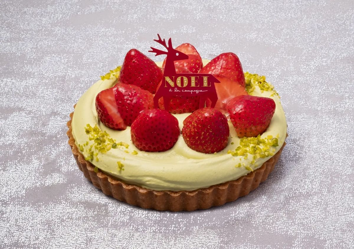 ＜東京駅限定・WEB予約対応＞【ル ビエ～プロデュイ パー ア ラ カンパーニュ～ （エキュート東京）】「タルト オ フレーズ エ ピスターシュ」5号：直径約15cm 4320円 ※アルコール使用