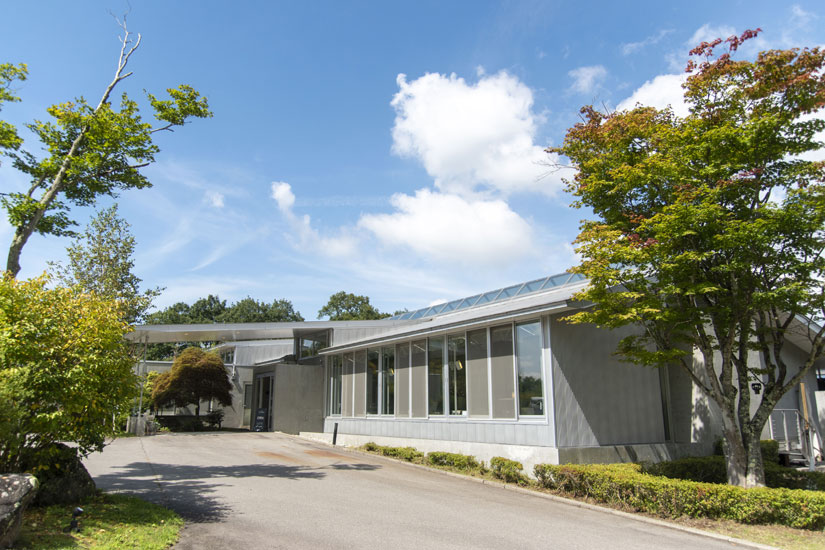 以前は別荘地のクラブハウスだった建物。秋には周辺の木々がカラフルに染まります