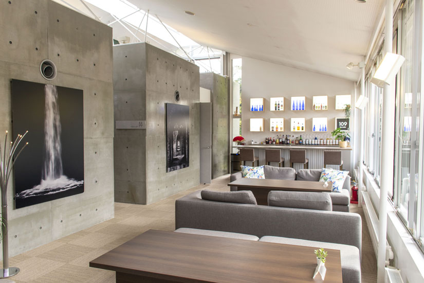 壁には写真家・江口善通さんの作品が飾られています