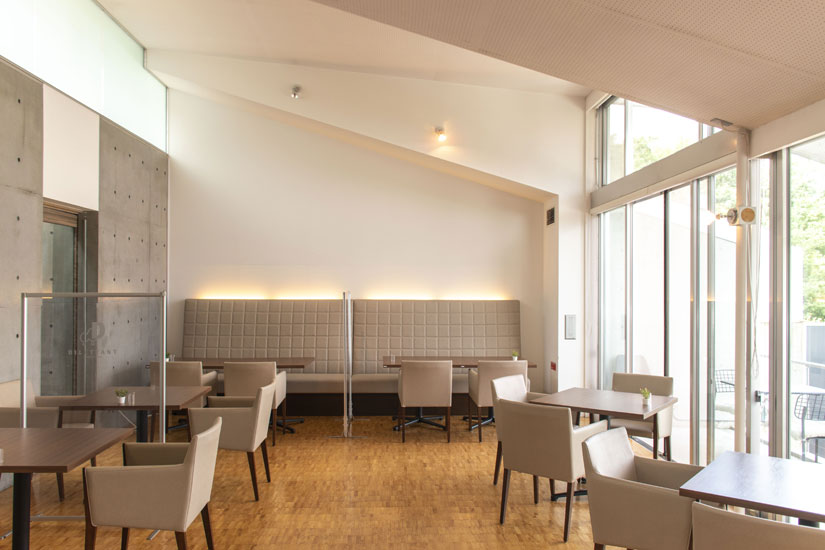 カフェの店内は天井が高く、落ち着いた雰囲気。席間もゆったり