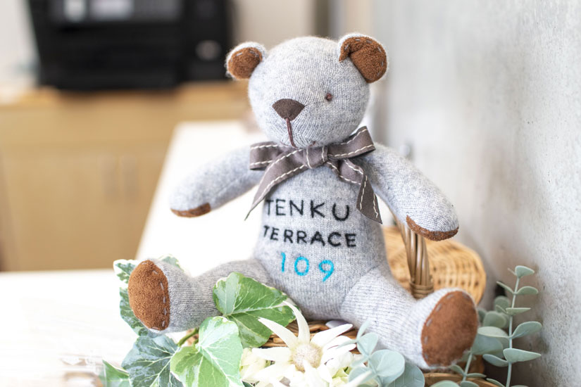 軽井沢のお店「マイカシミヤ」によるカシミアのテディベアがお出迎え