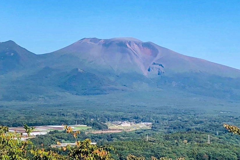 雲がない日はテラスから浅間山を一望