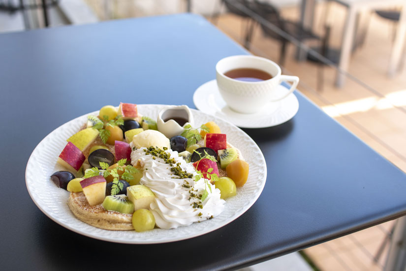 「天空のパンケーキ(季節のフルーツ&ホイップクリーム)」1870円。紅茶は＋220円