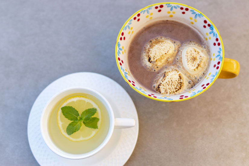 ドリンクメニューも充実。肌寒い日のおすすめは、「ハニーレモン」770円と「マシュマロココア」935円