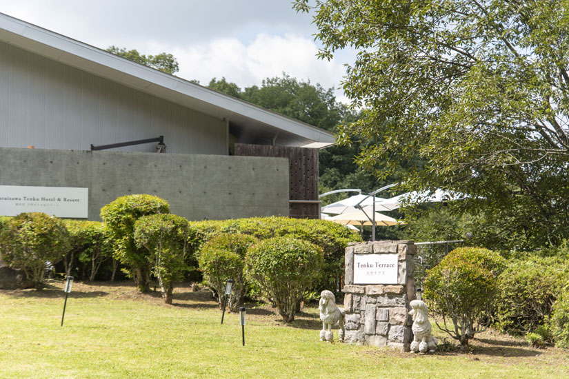 ワンちゃん連れはここから直接カフェのテラスへ