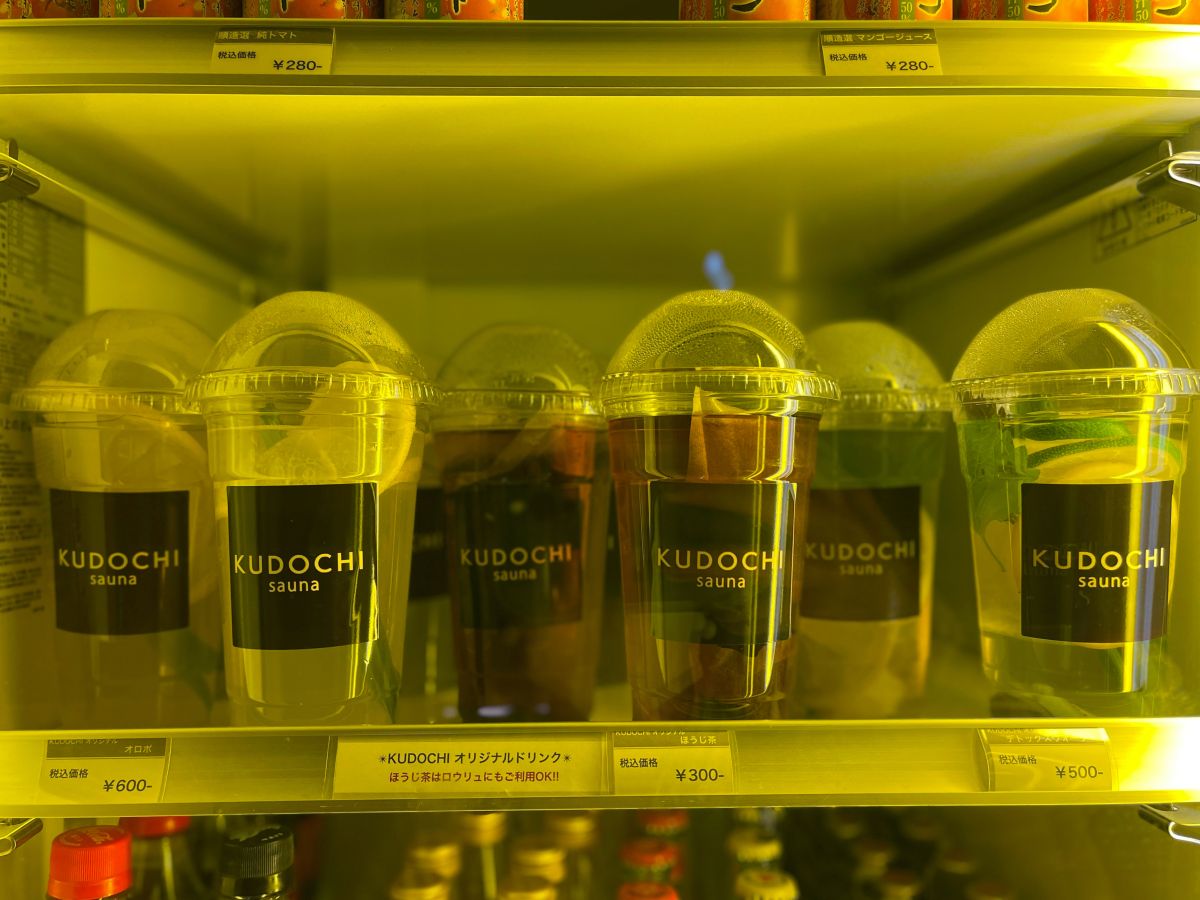 （左から）オロポ 600円、ほうじ茶 300円、デトックスウォーター 500円