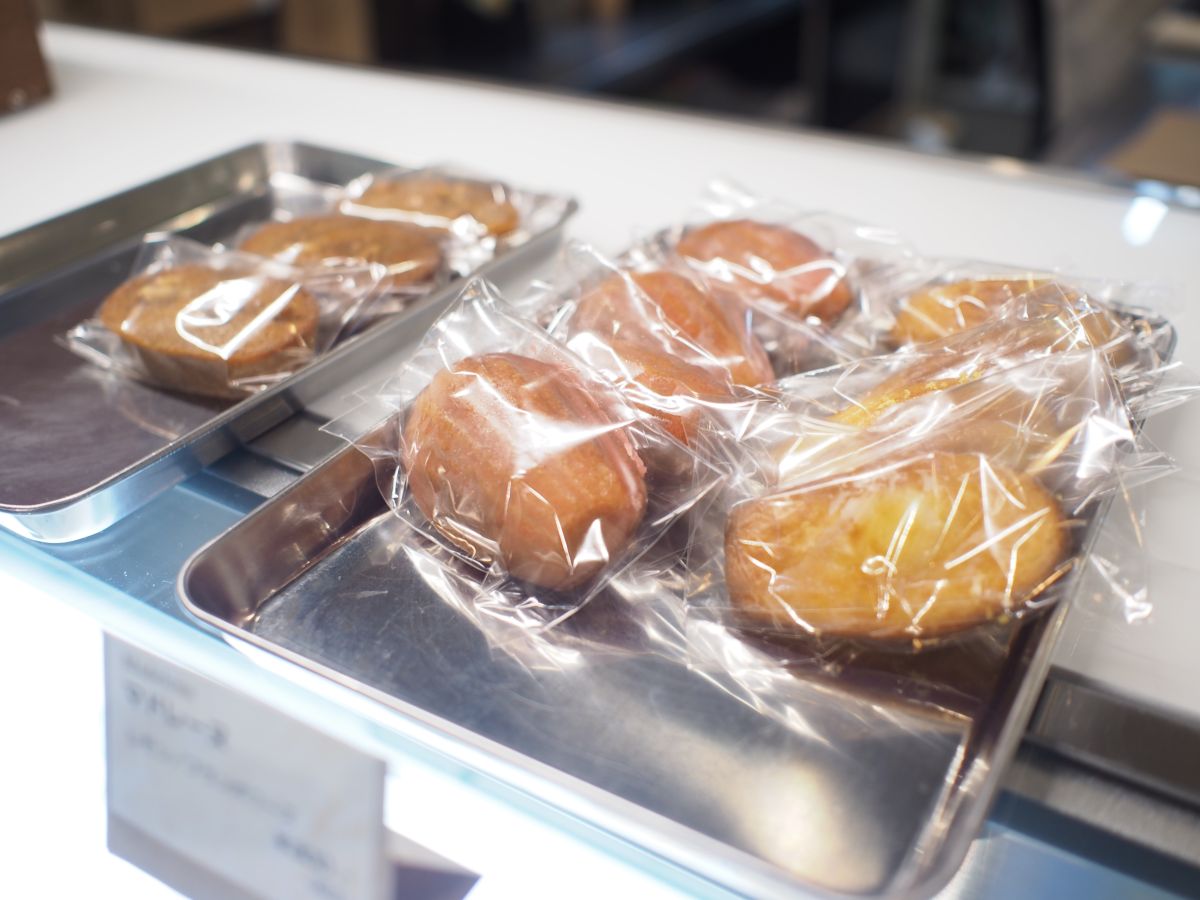 （左から）フィナンシェ（イチジク・クルミ）300円、マドレーヌ（フランボワーズ）300円、マドレーヌ（レモン）300円