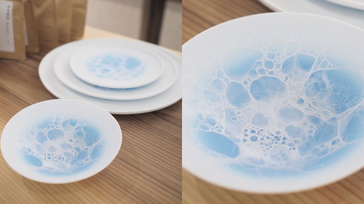 （手前）泡 デザートボウル Blue 4290円、泡 frame ラウンドプレート Blue（奥 上から）16cm 3960円、21cm 7128円、26cm 11880円