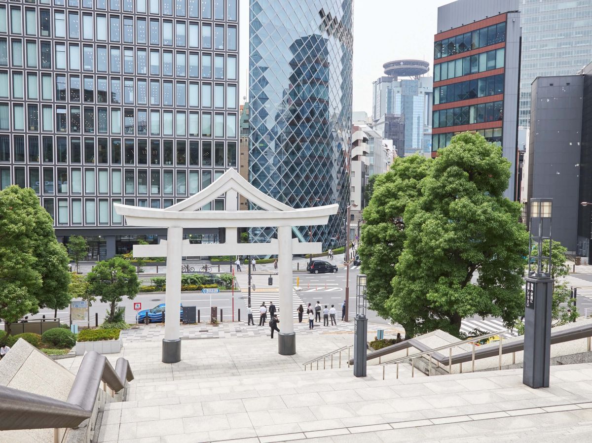 エスカレーターから眺める「山王鳥居」。結構な高さまで上ります！