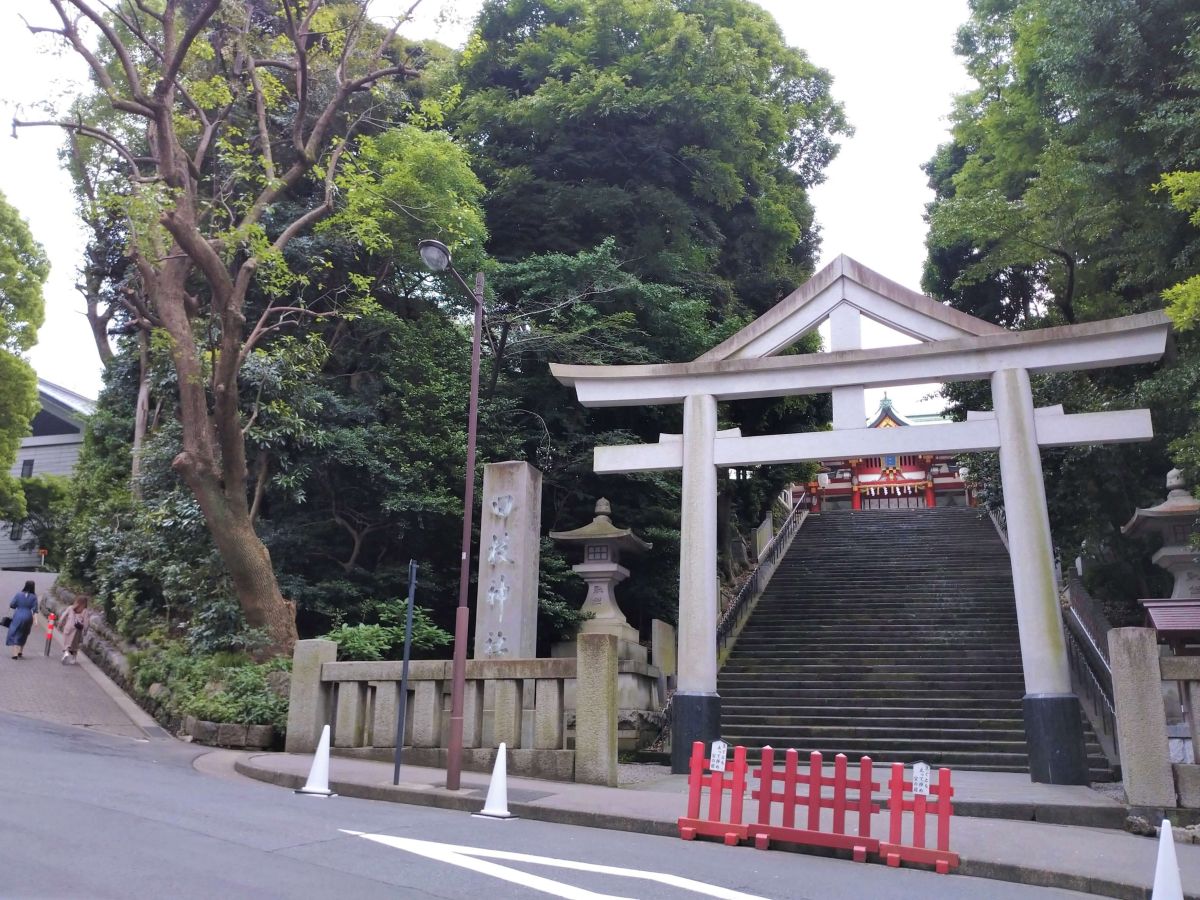 向かって左の坂が“女坂”、鳥居から延びる石段は“男坂”とよばれています