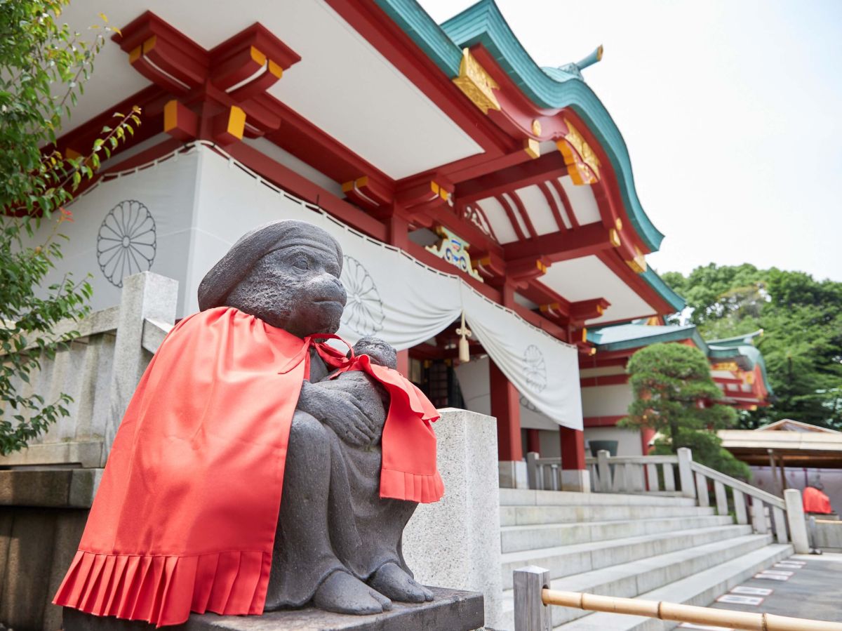 写真手前の「神猿像」は子ザルを抱えた母ザル。奥に見えるのが父ザルです