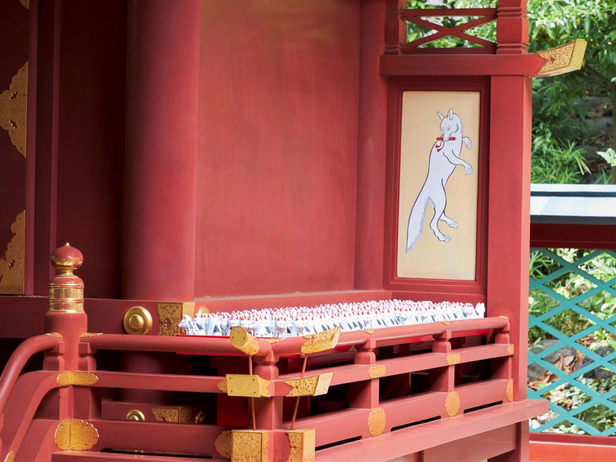 「山王稲荷神社」には奉納されたたくさんのキツネの置物が