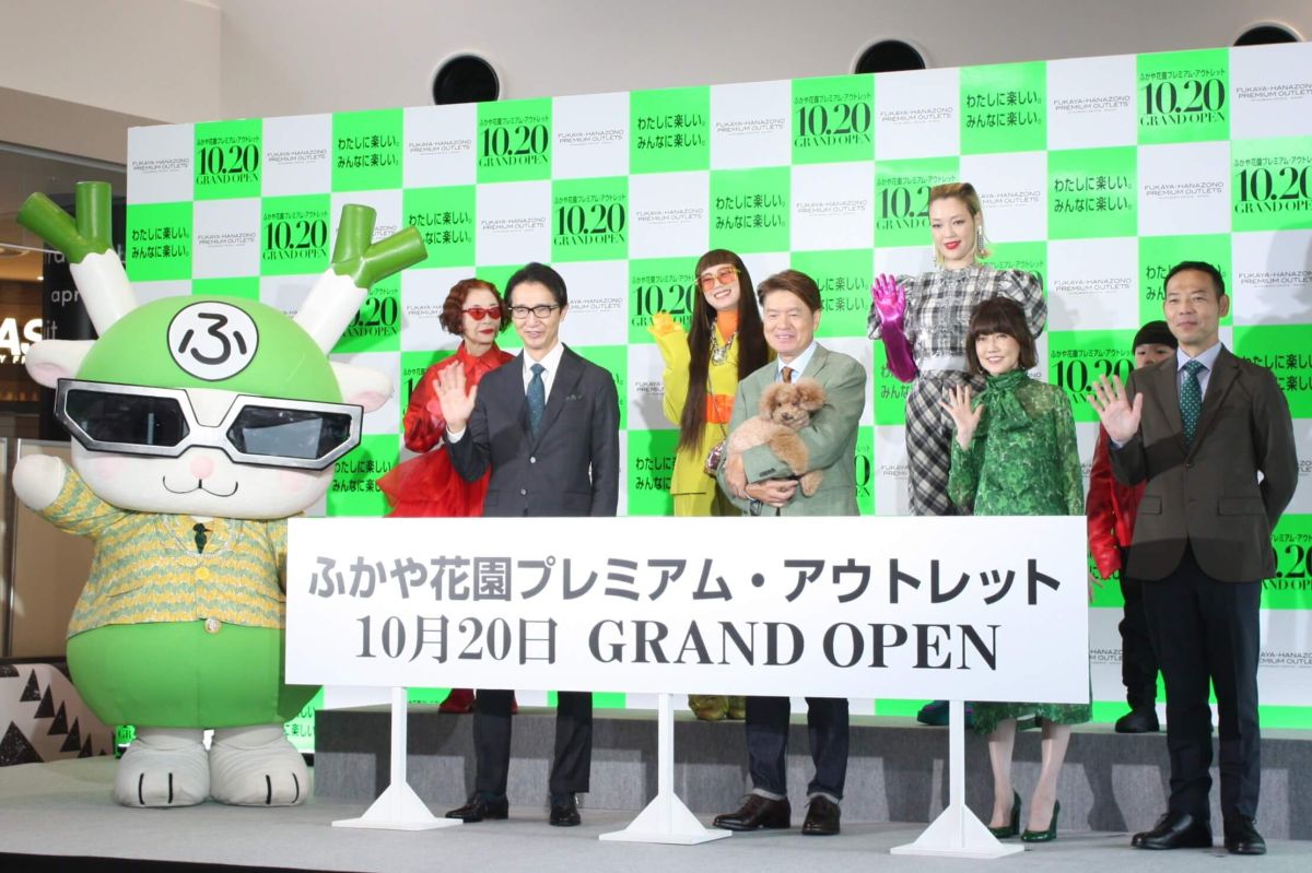 （下段左から）深谷市のイメージキャラクター・ふっかちゃん、三菱地所・サイモン株式会社 代表取締役社長の山岸正紀さん、ヒロミさんと愛犬タロウくん、松本伊代さん、ふかや花園プレミアム・アウトレット支配人の相本康裕さん、上段は「ふかや花園プレミアム・アウトレット」のCMに出演された深谷にゆかりのある方々