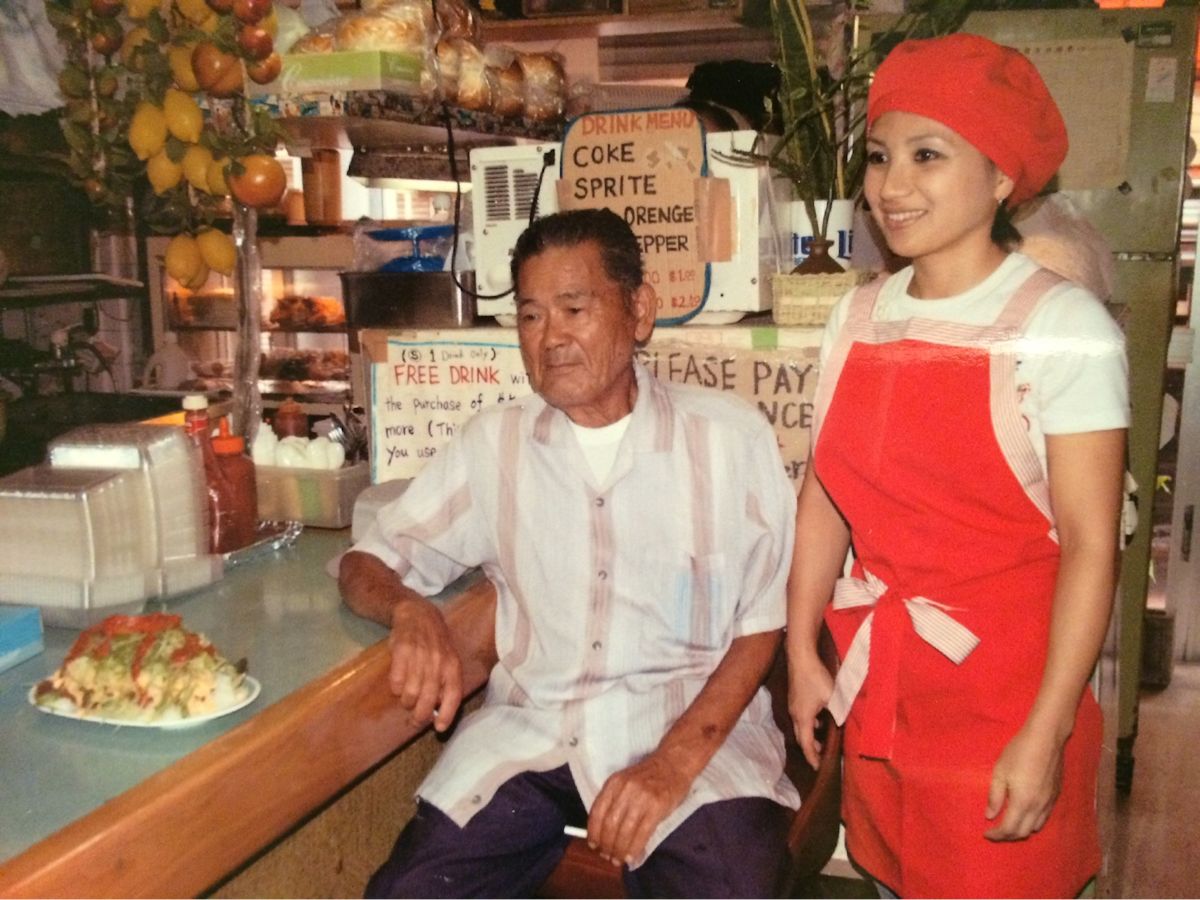 創業者の儀保松三さん（左・故人）とオーナーの島袋小百合さん（右） 写真提供:キングタコス