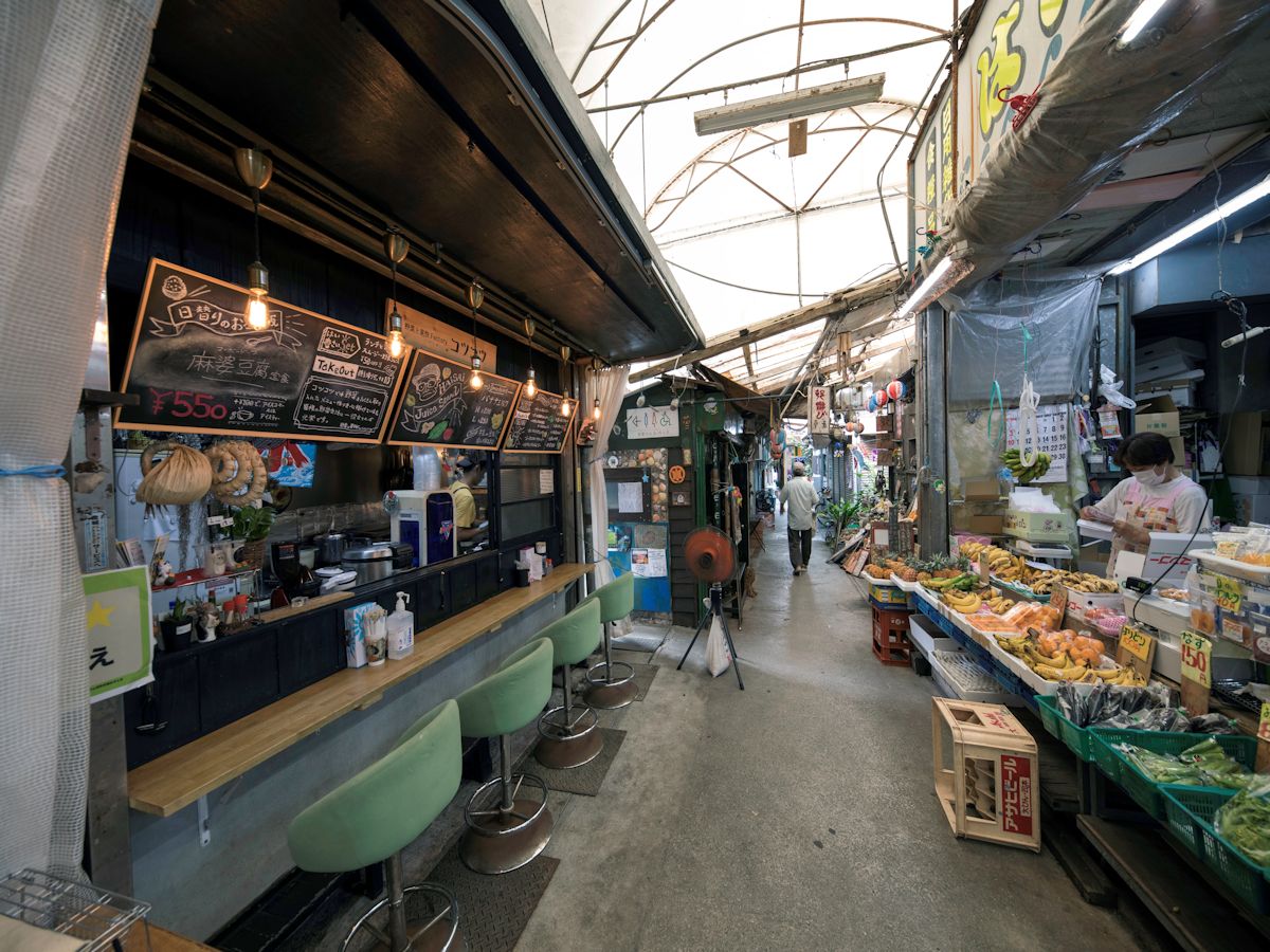 青果店などが営業し地元の人が行き交う