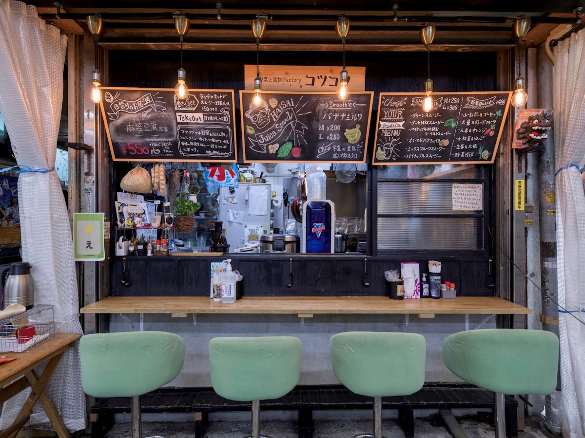 カウンター4席のみのジューススタンド