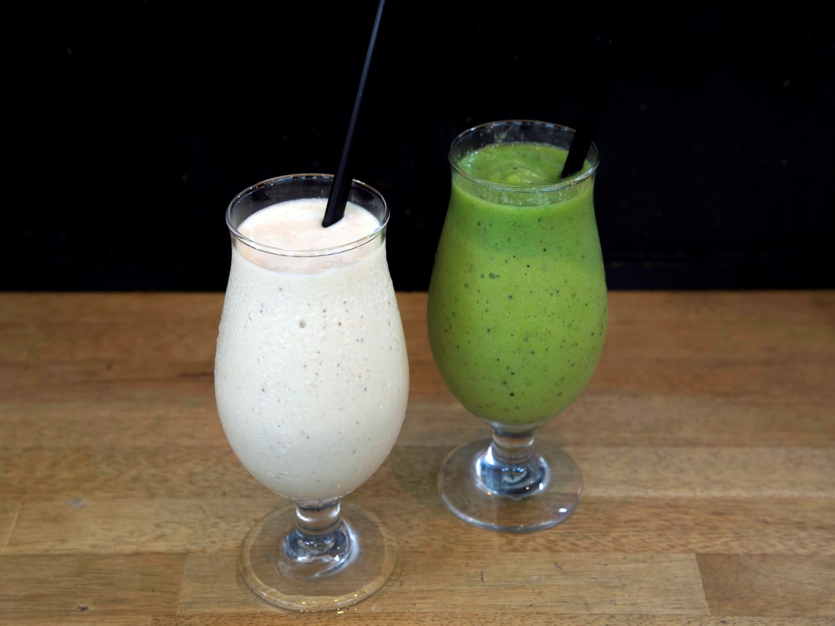 「バナナミルク（L）」250円と「ゴーヤーMIXスムージー（L）」300円