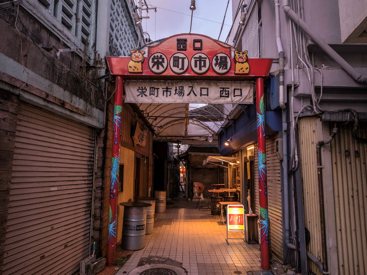 日が暮れかけると夜営業のお店が次々オープン