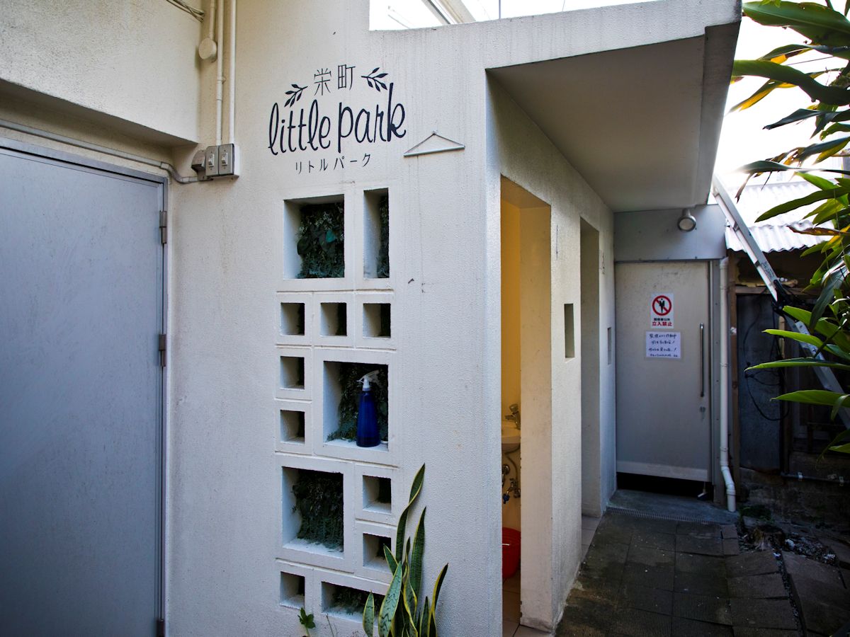 小さな広場にある比較的新しいトイレ。個室は男女兼用、利用は23時まで