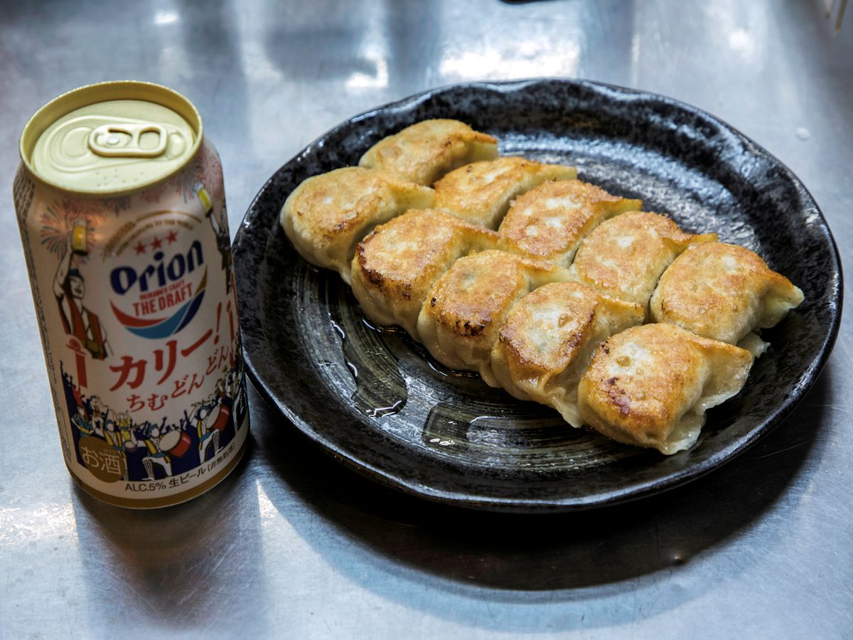「焼餃子」770円、「ビール」400円は缶のまま提供