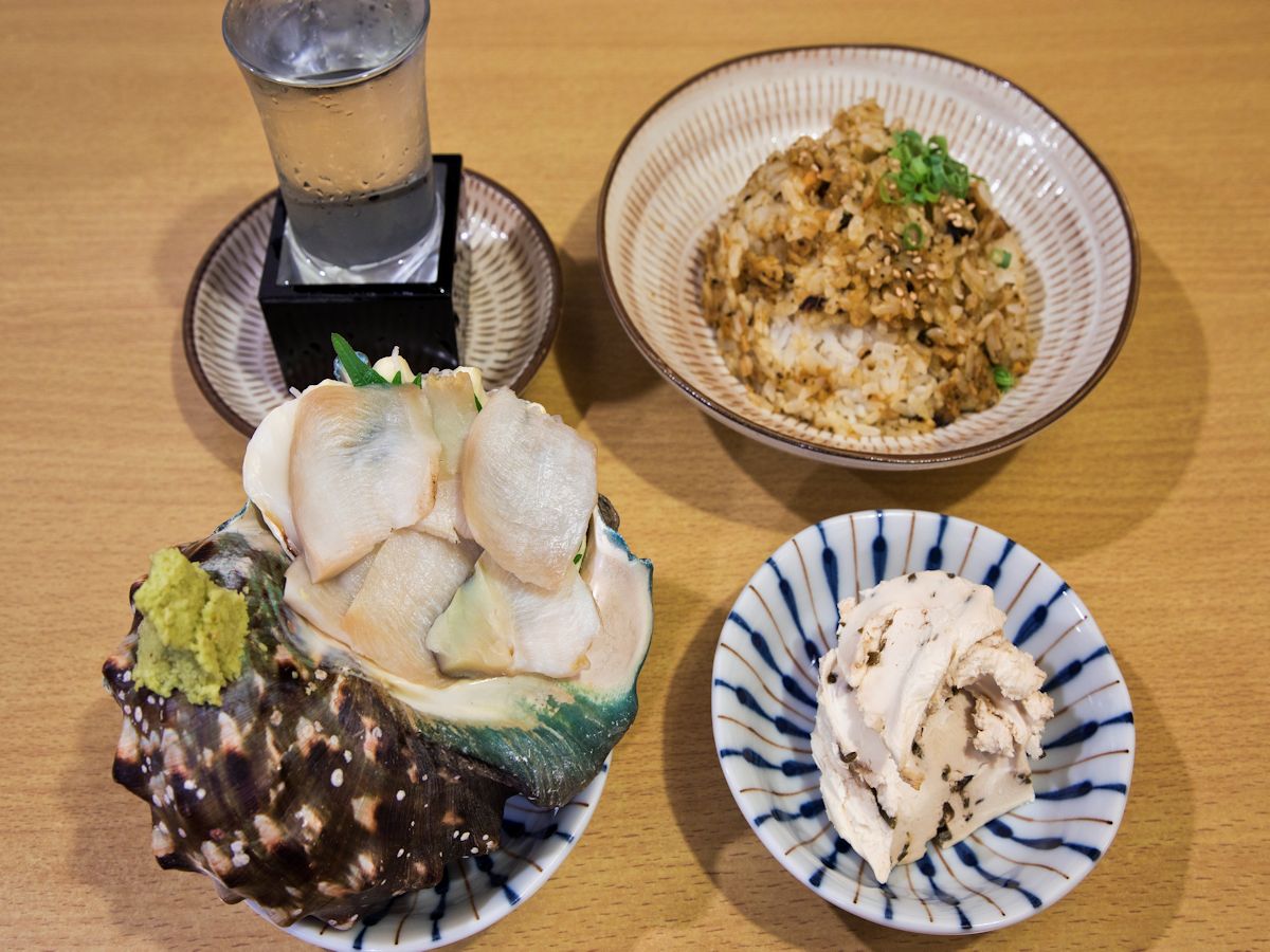左下から反時計回りに「夜光貝の刺身」900円（取材時）、「塩昆布チーズ」500円、「貝ご飯」700円