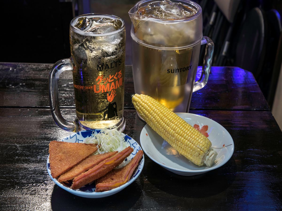 名物の「テラジョッキのハイボール」650円（右上）、「昭和のハムカツチーズ」 （左下）など料理はすべて300円 