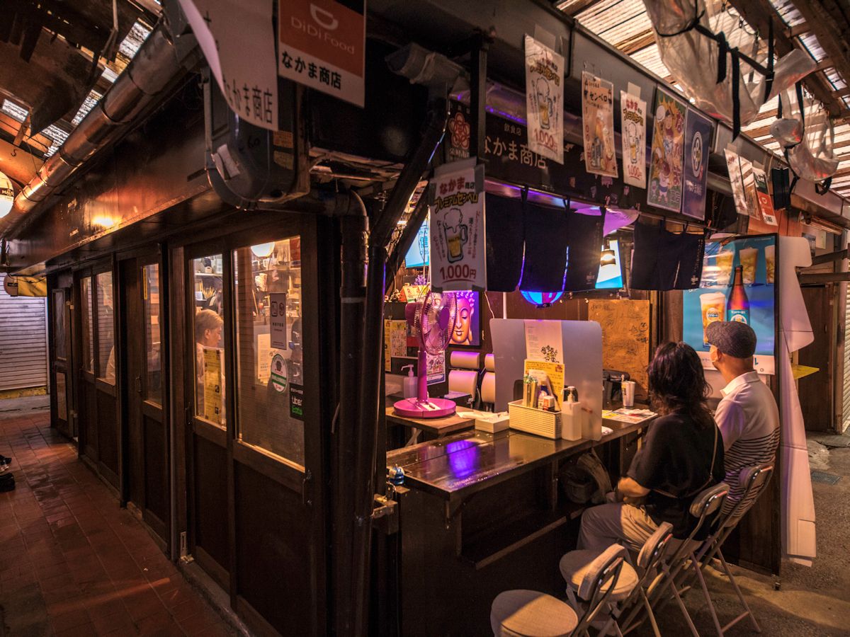 カウンター席がメイン。個室も1室のみ用意