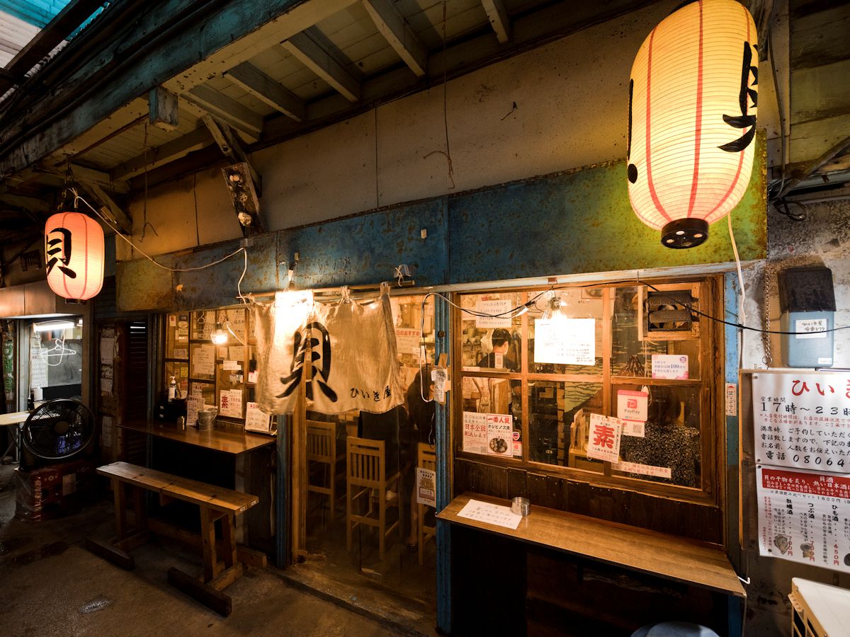 「貝」と書かれた暖簾と提灯が目印