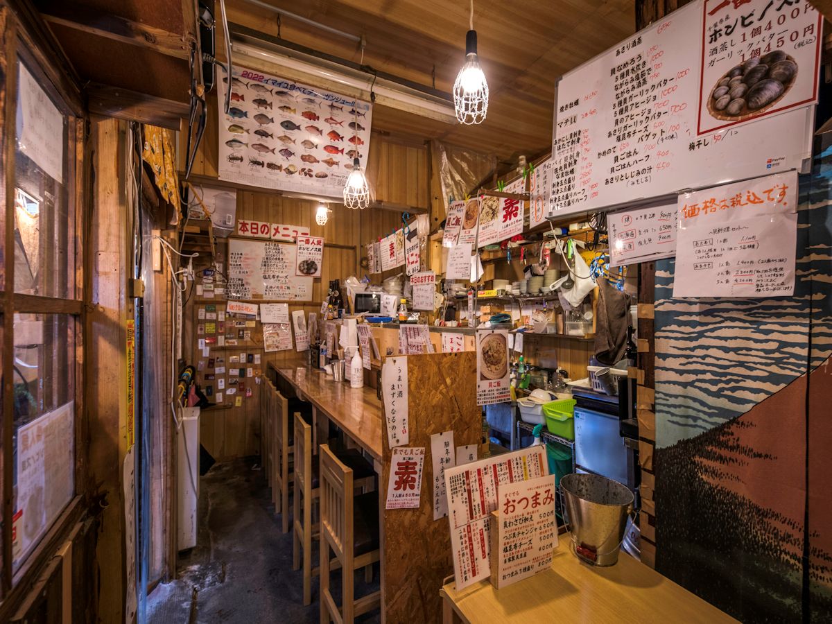 店の至る所にメニューや貝の説明が並ぶ