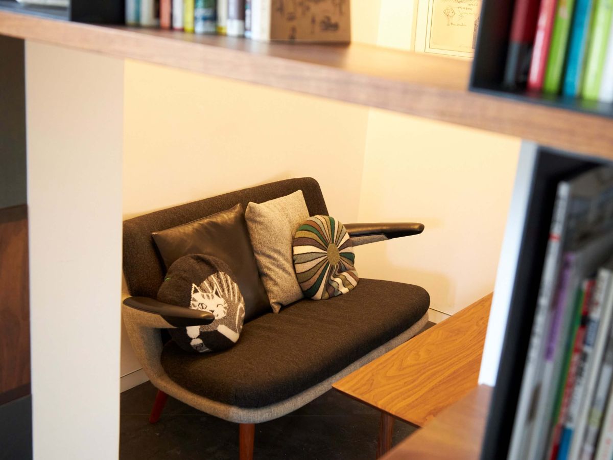 坪庭を楽しむための低めの窓も完備！ソファーに座ると、目線の先に坪庭が広がります