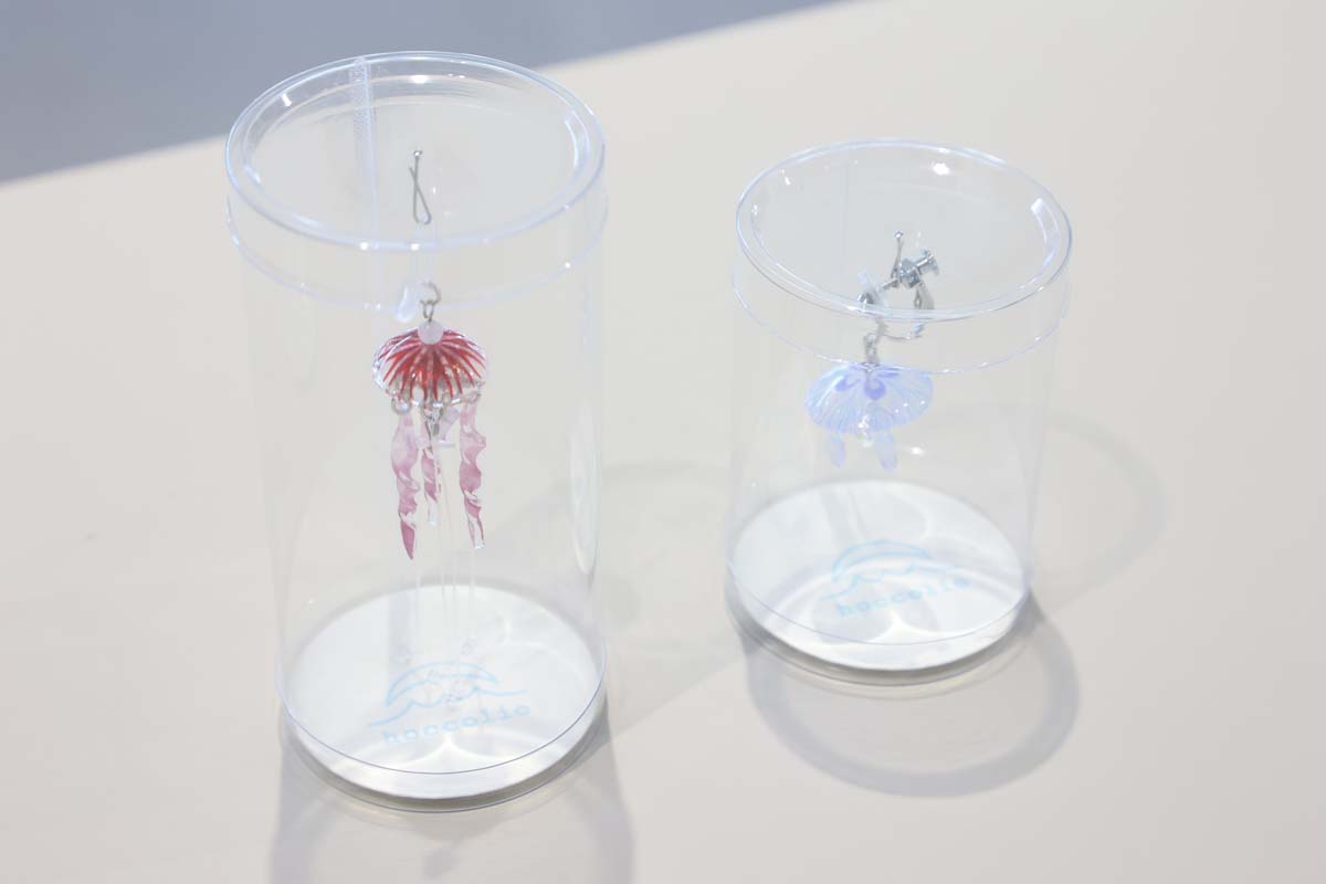 左：「アカクラゲ」6050円 右：「青空ミズクラゲ」6050円