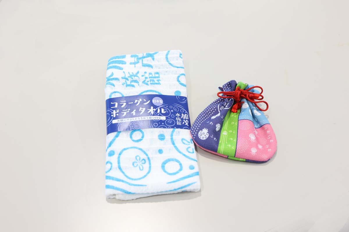 左：「コラーゲンボディタオル」880円 右：「ミニ巾着 和風」770円
