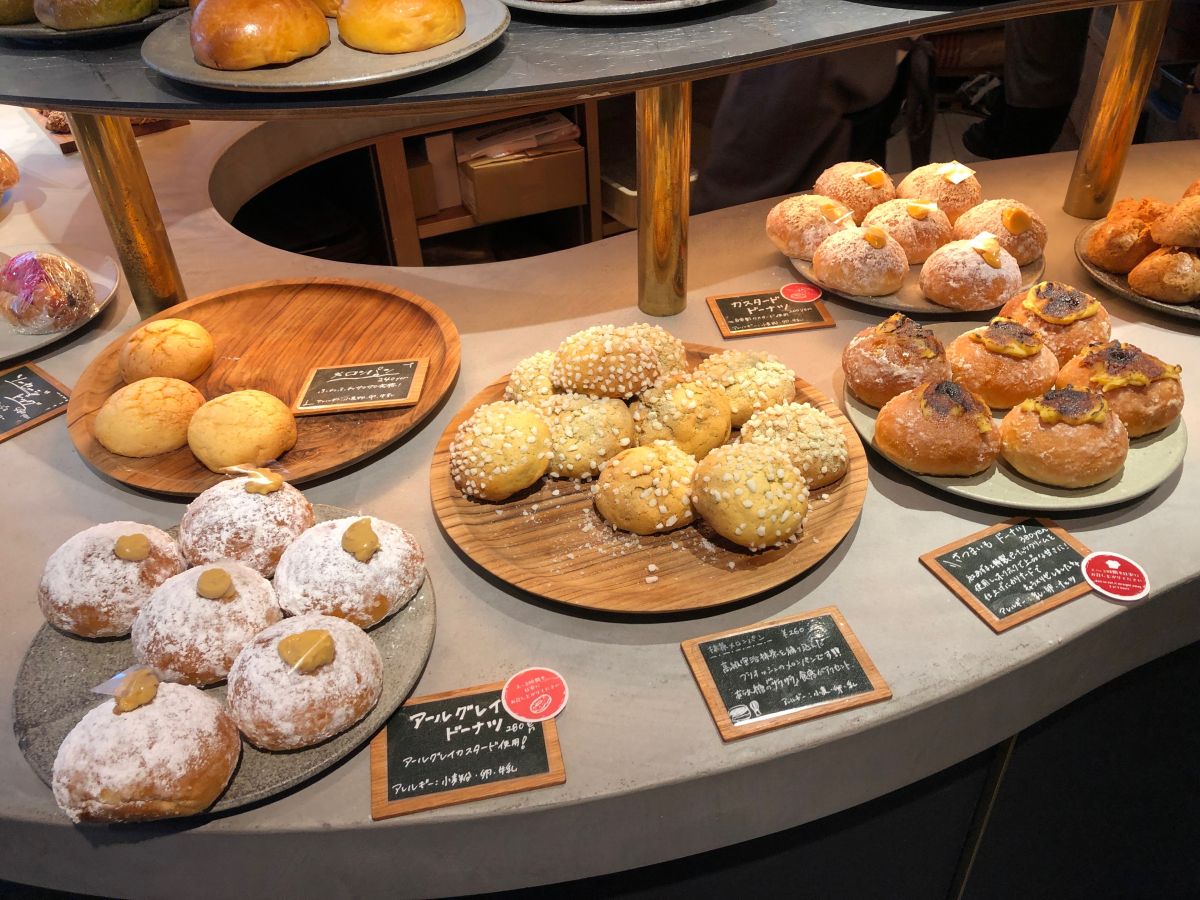 （左奥から）メロンパン 240円、アールグレイドーナツ 280円、抹茶メロンパン 260円、さつまいもドーナツ 380円、カスタードドーナツ 200円