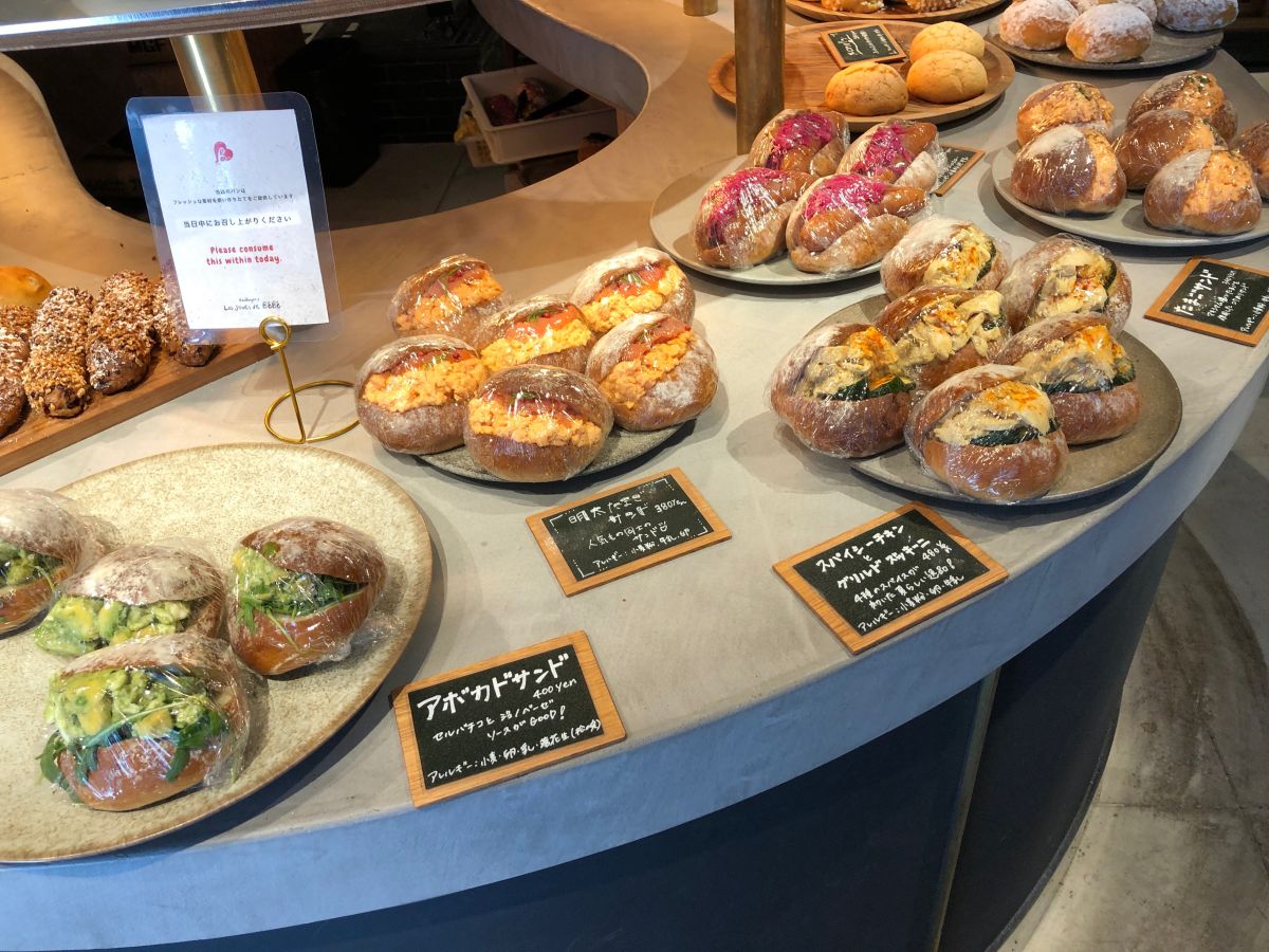 （左から）アボカドサンド 400円、明太たまごサンド 380円、スパイシーチキンとグリルドズッキーニ 480円、ソーセージドッグ 480円、たまごサンド 340円