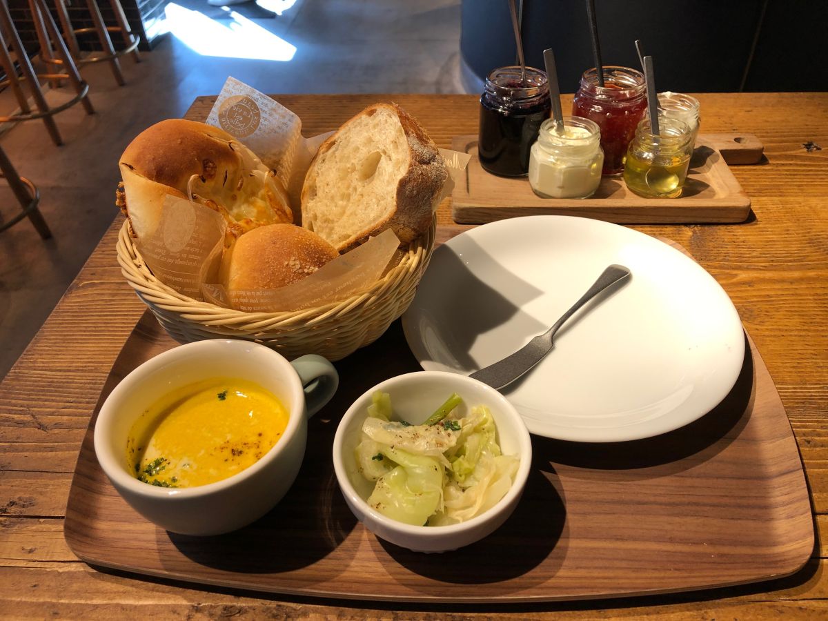 3種のパンセット 800円　※プラス100円でパン追加可能