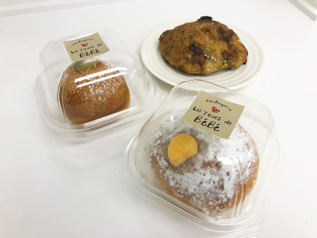 （左奥から時計回りに）ピスタチオクリームパン 380円、アールグレイリュスティック 280円、カスタードドーナツ 200円