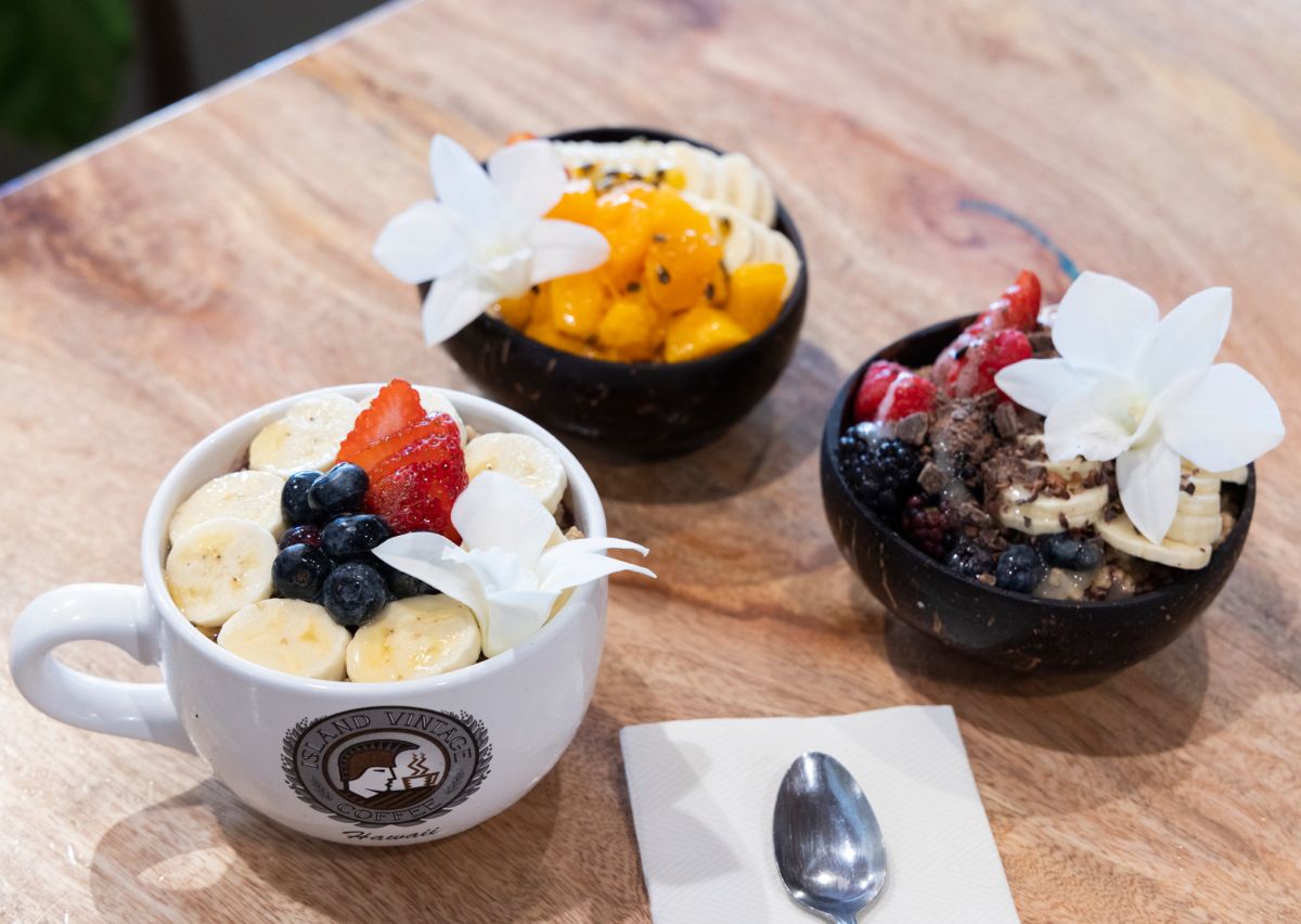 左から「オリジナル・アサイボウル24oz」$14.95、「リリコイ・モアナボウル」$15.95、「ワイアルア・モアナボウル」$15.95