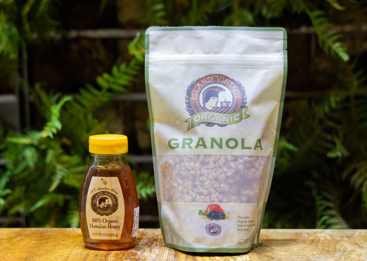 左から「オーガニック・ハワイアンハニー 8oz」$12.95、「オーガニック・グラノーラ 10oz」$12.95