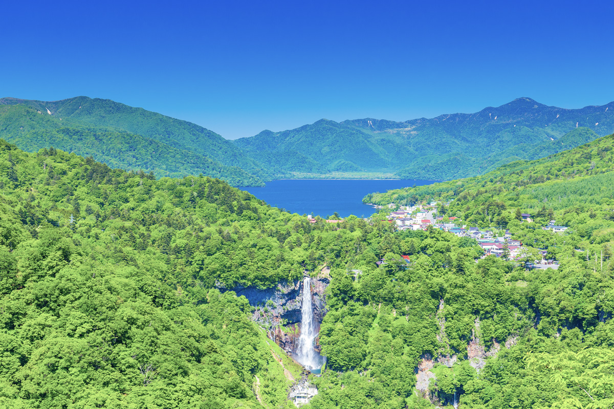中禅寺湖の水が流れ落ちる華厳の滝