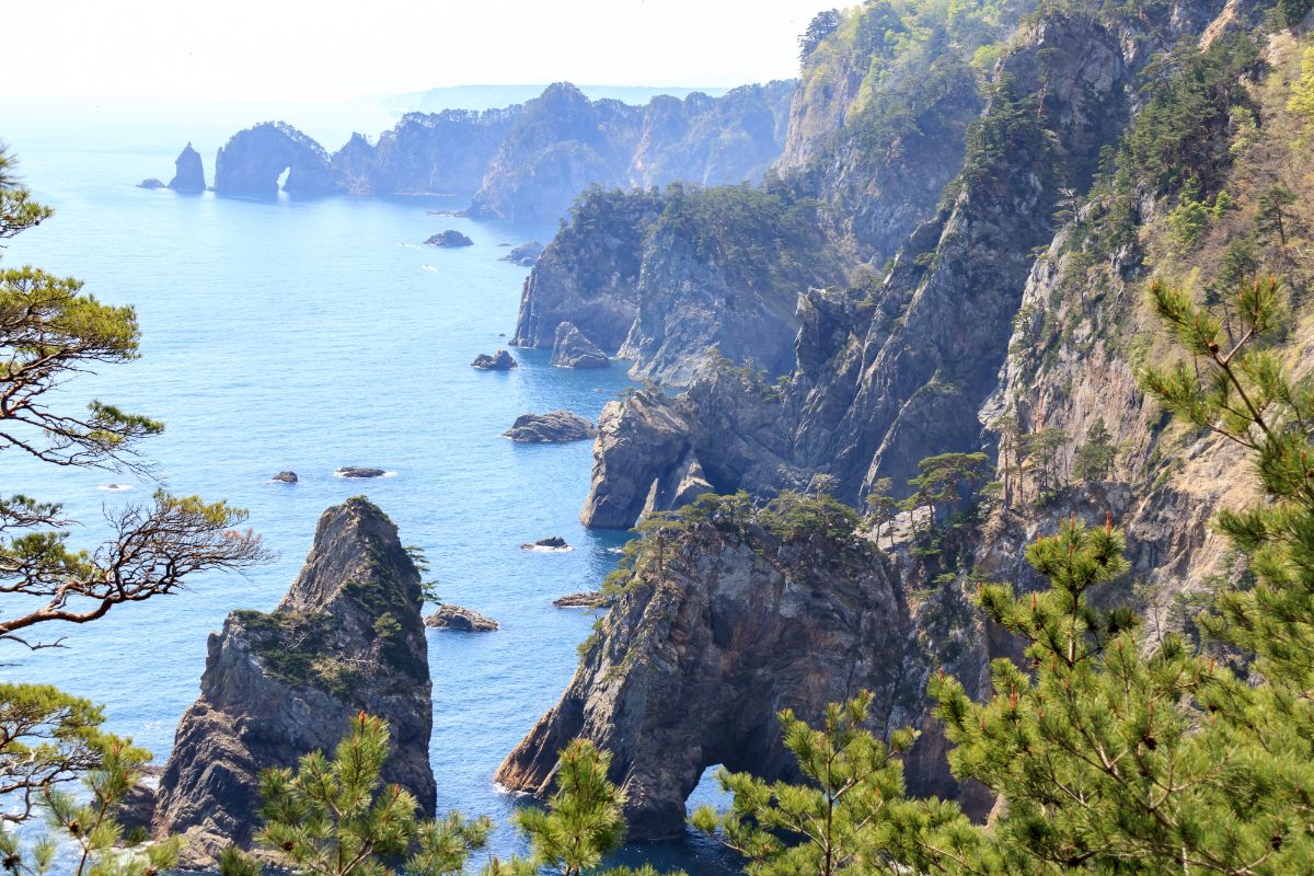 ダイナミックな断崖が連なる北山崎