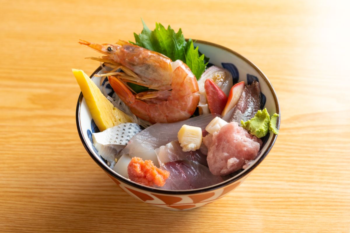 海鮮丼(1800円)。この日の中身はカンパチ、アジ、ホッキガイ、赤エビ、小柱、コハダ、イカ、明太子、マグロのたたき、たまご、海苔