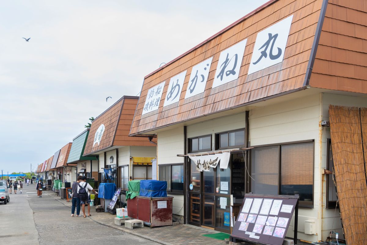 17店もの食堂が海沿いに並ぶ